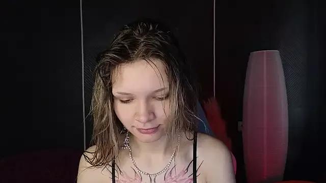 Discover our girls online shows and discover the company of countless livestreamers, with stunning shapes, sex toys and more.