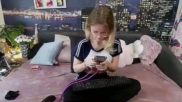 Discover our girls online shows and discover the company of countless livestreamers, with stunning shapes, sex toys and more.
