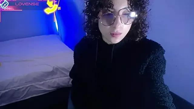 Discover our girls online shows and discover the company of countless livestreamers, with stunning shapes, sex toys and more.
