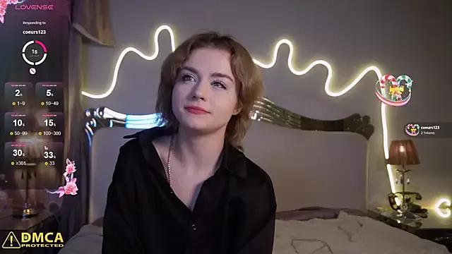 Discover our girls online shows and discover the company of countless livestreamers, with stunning shapes, sex toys and more.