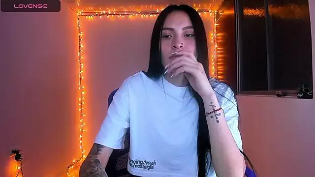 Discover our girls online shows and discover the company of countless livestreamers, with stunning shapes, sex toys and more.