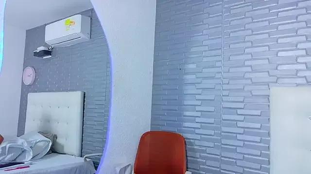 Discover our girls online shows and discover the company of countless livestreamers, with stunning shapes, sex toys and more.