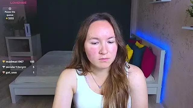 Discover our girls online shows and discover the company of countless livestreamers, with stunning shapes, sex toys and more.