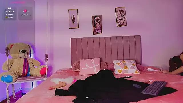 Discover our girls online shows and discover the company of countless livestreamers, with stunning shapes, sex toys and more.