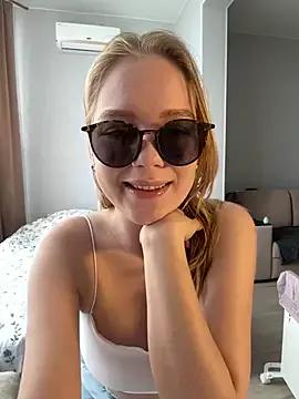 Discover our girls online shows and discover the company of countless livestreamers, with stunning shapes, sex toys and more.