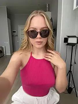 Discover our girls online shows and discover the company of countless livestreamers, with stunning shapes, sex toys and more.
