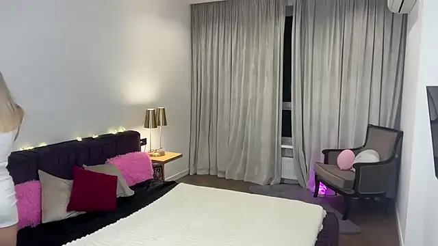 Discover our girls online shows and discover the company of countless livestreamers, with stunning shapes, sex toys and more.