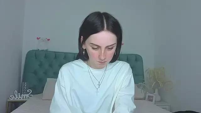 Discover our girls online shows and discover the company of countless livestreamers, with stunning shapes, sex toys and more.