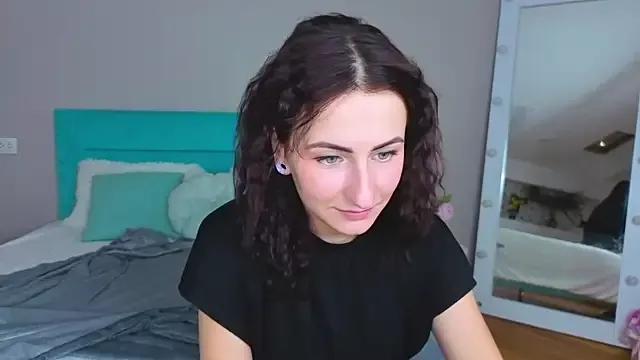 Discover our girls online shows and discover the company of countless livestreamers, with stunning shapes, sex toys and more.