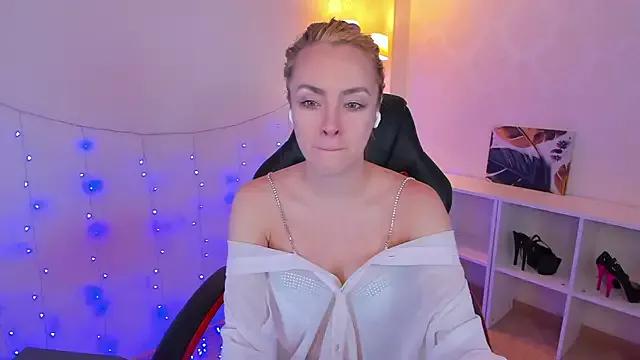 Discover our girls online shows and discover the company of countless livestreamers, with stunning shapes, sex toys and more.