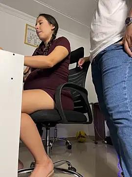 Discover our girls online shows and discover the company of countless livestreamers, with stunning shapes, sex toys and more.