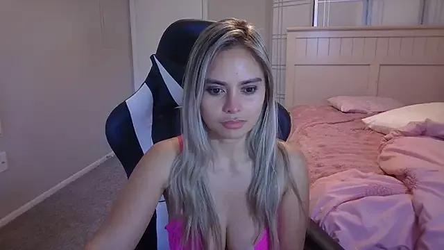 Discover our girls online shows and discover the company of countless livestreamers, with stunning shapes, sex toys and more.