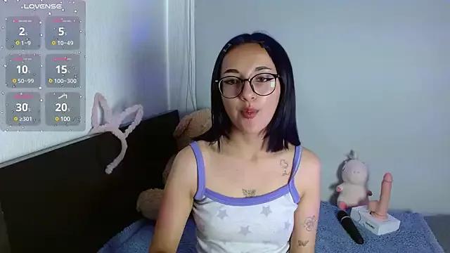 Discover our girls online shows and discover the company of countless livestreamers, with stunning shapes, sex toys and more.