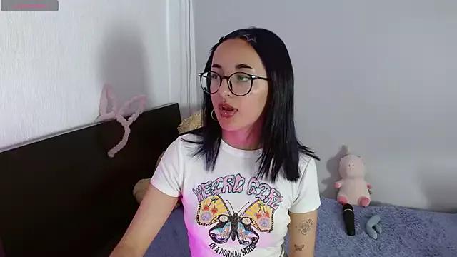 Discover our girls online shows and discover the company of countless livestreamers, with stunning shapes, sex toys and more.