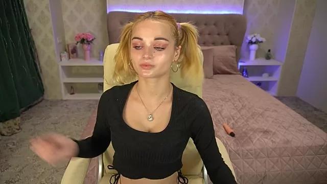LittleeCutee from StripChat
