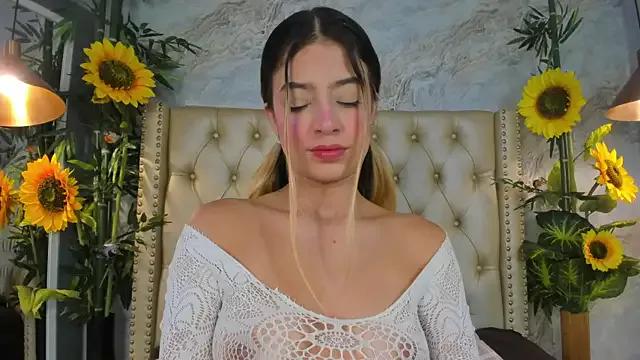 Discover our girls online shows and discover the company of countless livestreamers, with stunning shapes, sex toys and more.