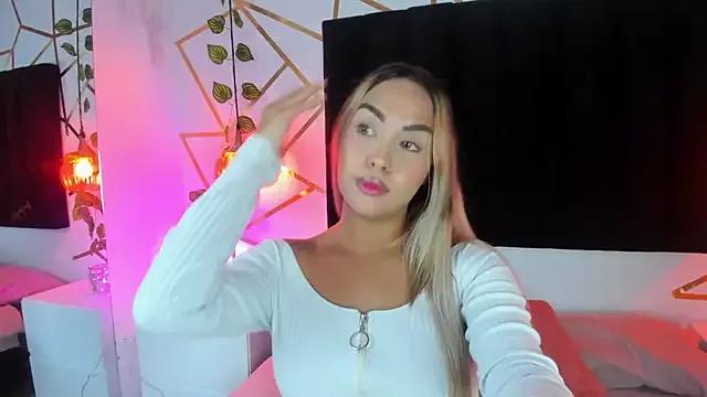 LittleePeach from StripChat