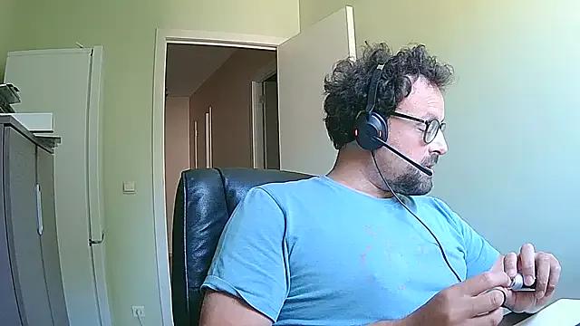 littlehairyman from StripChat