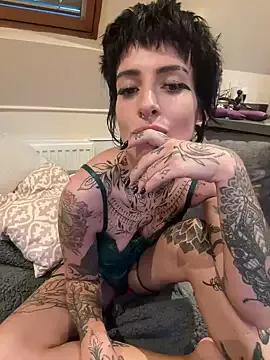 Discover our girls online shows and discover the company of countless livestreamers, with stunning shapes, sex toys and more.