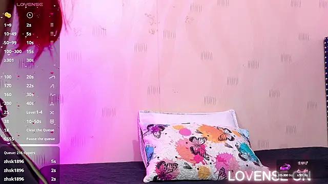 Littlemilfgela from StripChat