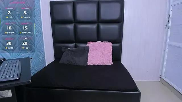 Discover our girls online shows and discover the company of countless livestreamers, with stunning shapes, sex toys and more.