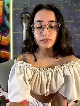 Discover our girls online shows and discover the company of countless livestreamers, with stunning shapes, sex toys and more.