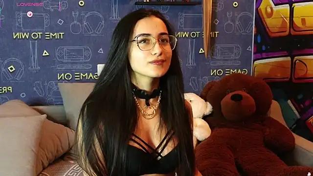 Discover our girls online shows and discover the company of countless livestreamers, with stunning shapes, sex toys and more.