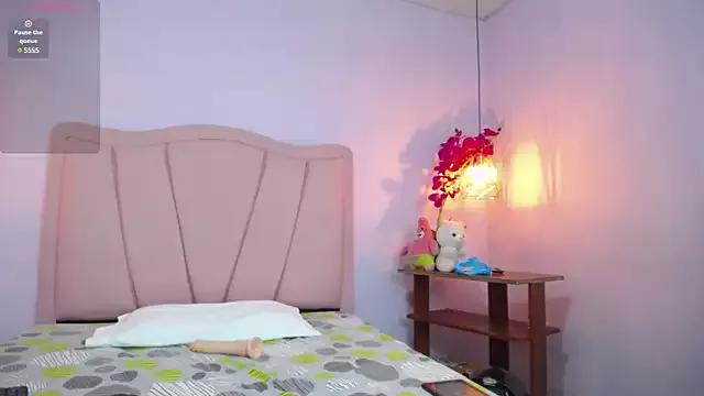 Discover our girls online shows and discover the company of countless livestreamers, with stunning shapes, sex toys and more.