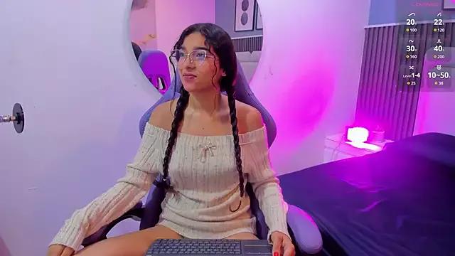 Discover our girls online shows and discover the company of countless livestreamers, with stunning shapes, sex toys and more.