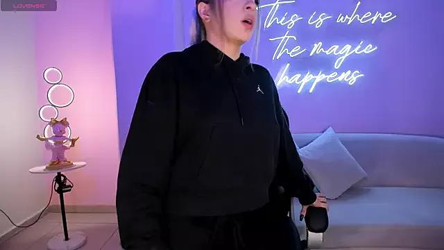 Discover our girls online shows and discover the company of countless livestreamers, with stunning shapes, sex toys and more.