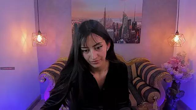 Discover our girls online shows and discover the company of countless livestreamers, with stunning shapes, sex toys and more.