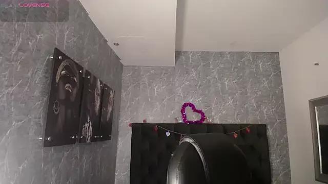 Discover our girls online shows and discover the company of countless livestreamers, with stunning shapes, sex toys and more.