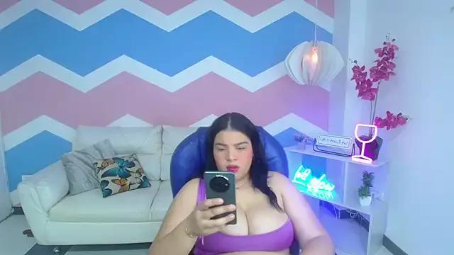 Discover our girls online shows and discover the company of countless livestreamers, with stunning shapes, sex toys and more.