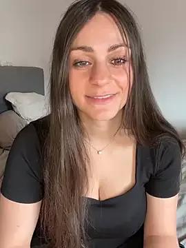 Discover our girls online shows and discover the company of countless livestreamers, with stunning shapes, sex toys and more.