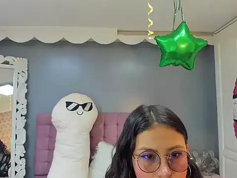 Discover our girls online shows and discover the company of countless livestreamers, with stunning shapes, sex toys and more.