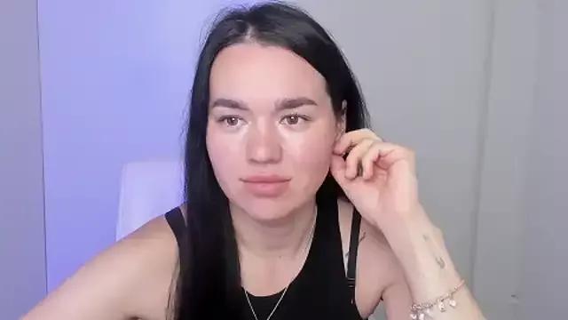 Discover our girls online shows and discover the company of countless livestreamers, with stunning shapes, sex toys and more.