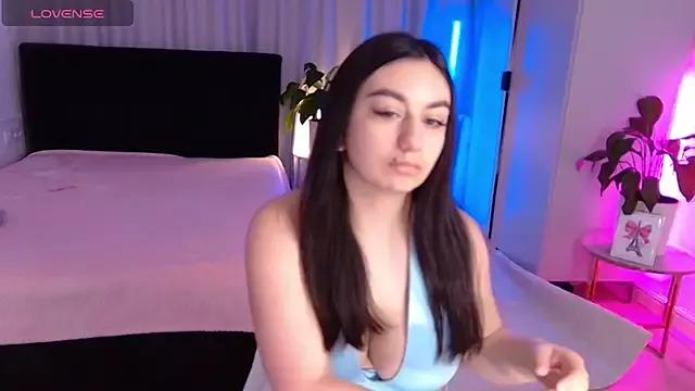 Discover our girls online shows and discover the company of countless livestreamers, with stunning shapes, sex toys and more.