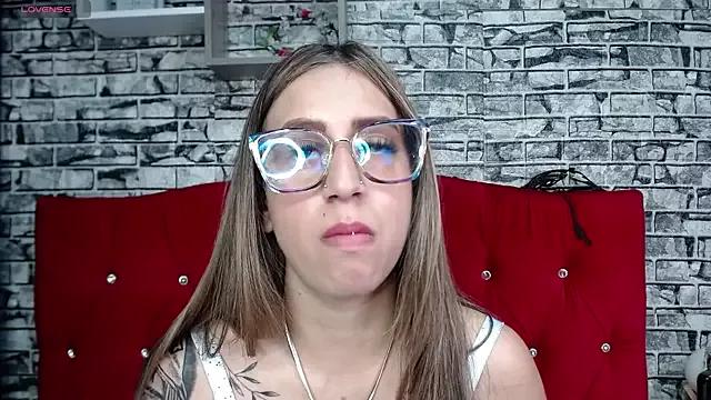 Discover our girls online shows and discover the company of countless livestreamers, with stunning shapes, sex toys and more.