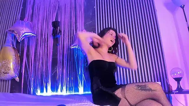 Discover our girls online shows and discover the company of countless livestreamers, with stunning shapes, sex toys and more.