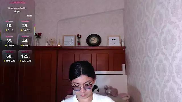 Discover our girls online shows and discover the company of countless livestreamers, with stunning shapes, sex toys and more.