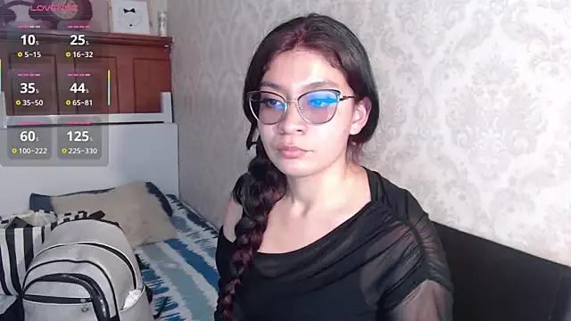 Discover our girls online shows and discover the company of countless livestreamers, with stunning shapes, sex toys and more.