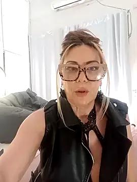 lolavalecuatro from StripChat is Freechat