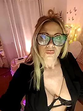 lolavalecuatro from StripChat is Freechat