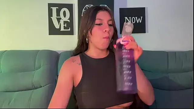 Discover our girls online shows and discover the company of countless livestreamers, with stunning shapes, sex toys and more.