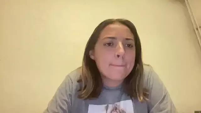 Discover our girls online shows and discover the company of countless livestreamers, with stunning shapes, sex toys and more.