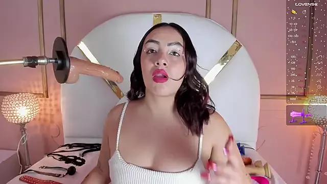 Discover our girls online shows and discover the company of countless livestreamers, with stunning shapes, sex toys and more.