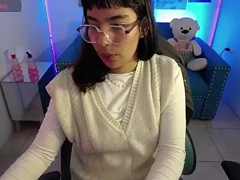 Discover our girls online shows and discover the company of countless livestreamers, with stunning shapes, sex toys and more.