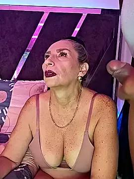 Discover our girls online shows and discover the company of countless livestreamers, with stunning shapes, sex toys and more.