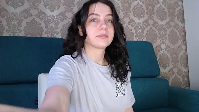 Discover our girls online shows and discover the company of countless livestreamers, with stunning shapes, sex toys and more.