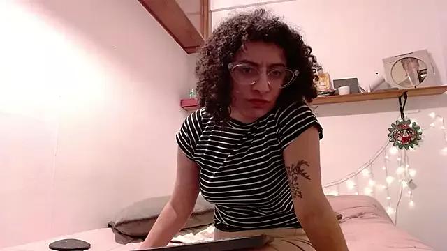 Discover our girls online shows and discover the company of countless livestreamers, with stunning shapes, sex toys and more.
